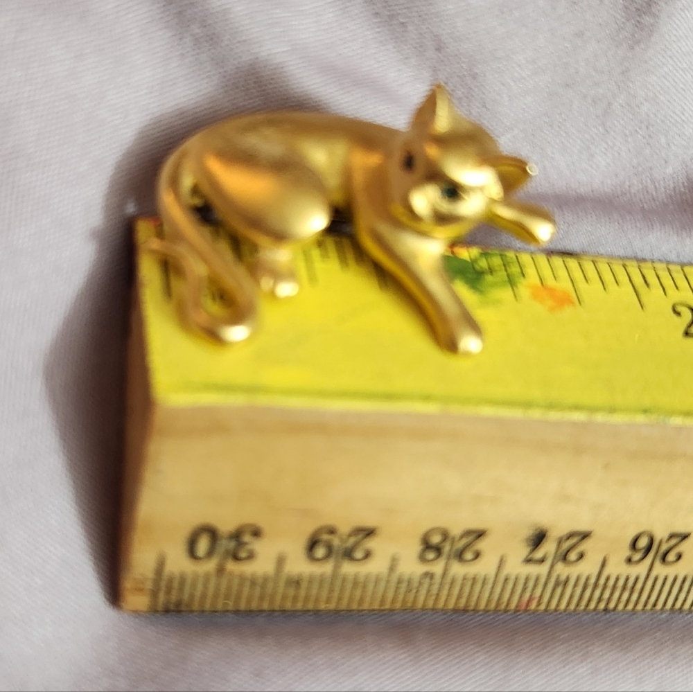 Goldtone CAT FASHION PIN Very Dainty and Cute.  🐈‍⬛
